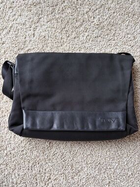 Tumi Messenger Bag Alpha Style Ballistic Nylon Leather Magnetic Flap Travel Work